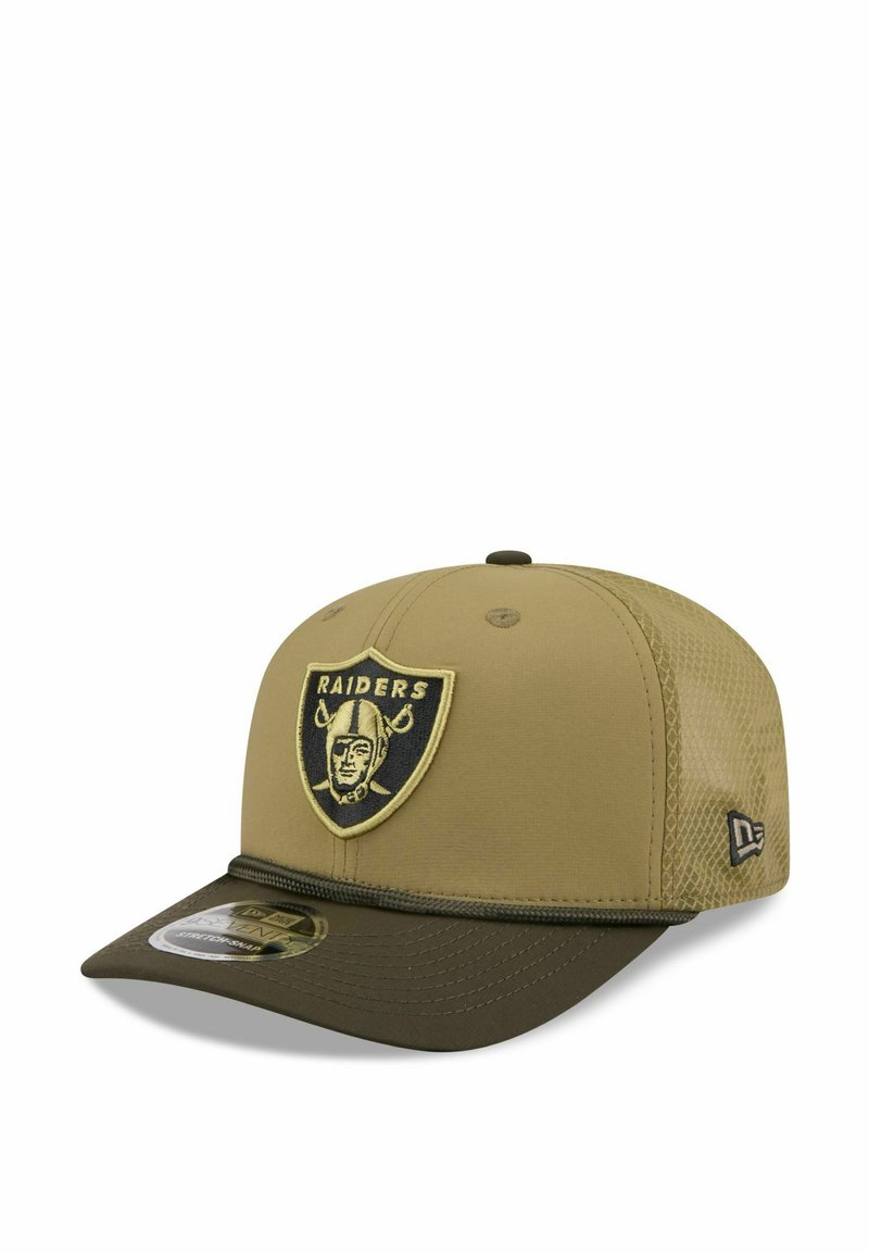 Khakifarbenes Baseball-Cap mit grünem Schirm; zeigt ein erhabenes schwarzes und goldenes Raiders-Logo auf der Vorderseite; Netzseitenteile sorgen für Atmungsaktivität.