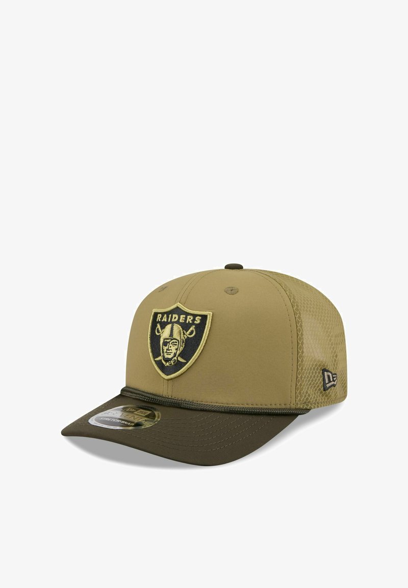 Khakifarbenes Baseball-Cap mit grünem Schirm; zeigt ein erhabenes schwarzes und goldenes Raiders-Logo auf der Vorderseite; Netzseitenteile sorgen für Atmungsaktivität.