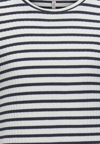 Top a strisce bianche e navy, caratterizzato da una texture a costine e un collo tondo. Le strisce sono uniformemente distanziate e il tessuto appare morbido.