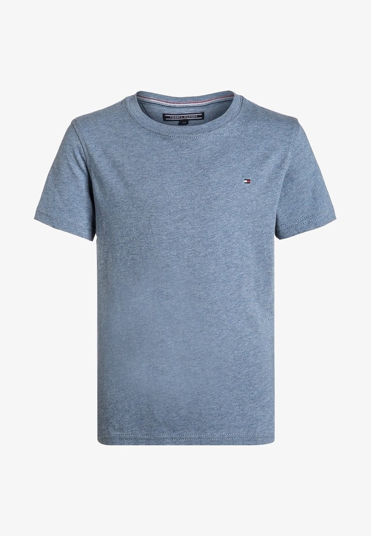 Blaues Baumwoll-T-Shirt, kurze Ärmel, Rundhalsausschnitt, mit einem kleinen Logo auf der Brust. Glatte Textur mit klassischem Schnitt.