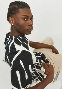 Jack & Jones PREMIUM ALL OVER RUNDHALS - T-shirt med print - snow white