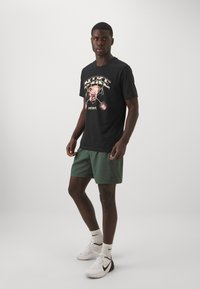 Nike Performance FORM SHORT - Pantalón corto de deporte - vintage green/black