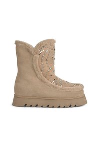 Beige Wildlederstiefel mit Kunstfellbesatz, versehen mit einem Nieten-Design und blauen Akzenten auf einer hellen Plateau-Sohle mit strukturiertem Boden.