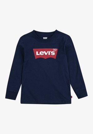 Granatowa koszula z długim rękawem, z czerwonym logo Levi's na środku klatki piersiowej oraz małą czerwoną metką Levi's przy bocznym szwie.