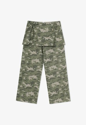 Zöld és bézs színű terepmintás, bő szárú nadrág hozzáillő körbetekert szoknyarésszel és oldalsó megkötővel a deréknál.