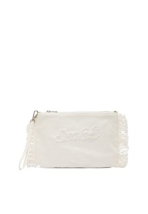 Pochette da polso in tessuto bianco con bordi sfrangiati, logo in rilievo sulla parte anteriore e chiusura con zip argentata con cinturino staccabile.
