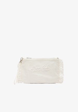 Pochette da polso in tessuto bianco con bordi sfrangiati, logo in rilievo sulla parte anteriore e chiusura con zip argentata con cinturino staccabile.