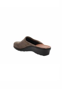 Zoccolo in suede marrone con apertura sul retro, soletta strutturata e suola in gomma nera. Tacco leggermente sollevato per un maggiore comfort.