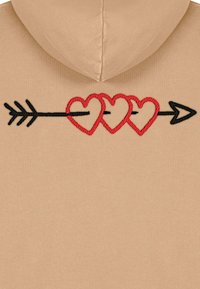 Felpa color beige con design ricamato che presenta tre cuori rosse collegate da una freccia nera, posizionato centralmente sul retro.