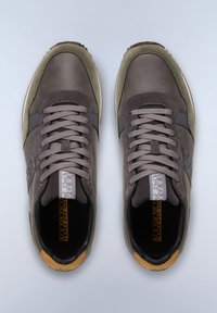 Szare i oliwkowe sneakersy z gładką cholewką, tonowanymi sznurowadłami i detalem z logo. Posiadają kontrastujący akcent w kolorze brązowym na pięcie i gumową podeszwę.