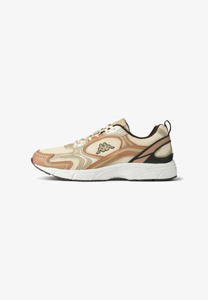Chaussures de sport beige et marron avec une tige en mesh, des motifs incurvés et une semelle épaisse blanche. Marquage visible sur le côté.
