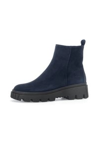 Bottines en daim bleu marine avec une semelle en caoutchouc noir solide, présentant une silhouette épurée et une languette pour un enfilage facile.