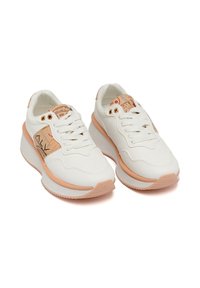 Sneakers bianche con una tomaia testurizzata, caratterizzate da un accento color pesco e una suola in gomma. Design con lacci e dettagli in hardware dorato.