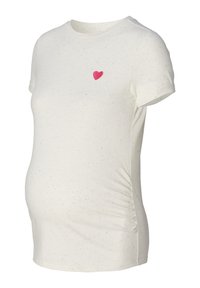 Camiseta premamá en color crema claro con sutiles motas, presenta un bordado de corazón rosa, mangas cortas y laterales fruncidos para un ajuste ceñido.