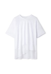Camiseta blanca hecha de una suave mezcla de algodón, con mangas cortas, un escote redondo y un diseño asimétrico con un panel inferior translúcido.