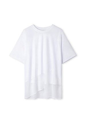 Camiseta blanca hecha de una suave mezcla de algodón, con mangas cortas, un escote redondo y un diseño asimétrico con un panel inferior translúcido.