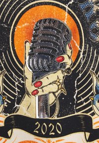 Main aux ongles rouges tenant un microphone vintage sur un fond circulaire orange et noir avec "2020" en dessous.