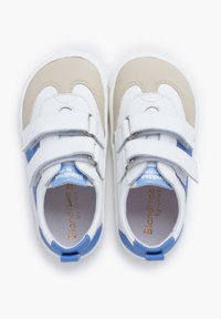 Scarpe per bambini bianche e blu con una tomaia beige testurizzata, dotate di due fasce in Velcro e un design con punta rotonda.