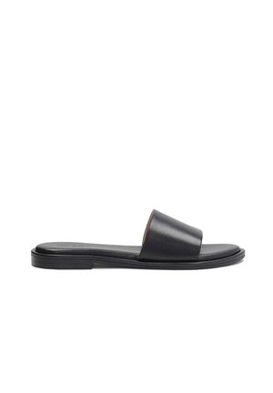 Sort flad slidesandal med bred frontrem og tynd sål vist fra siden på hvid baggrund.