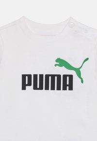 Άσπρο βρεφικό φορμάκι με πράσινο λογότυπο Puma και μαύρο κείμενο PUMA στο στήθος, με κουμπιά ασφαλείας στον ώμο.