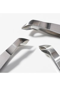 Tre pinzette angolate in acciaio inossidabile con punte affilate e appuntite su uno sfondo bianco, che proiettano ombre morbide.