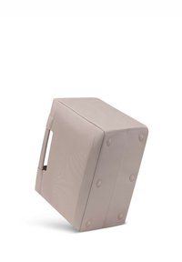 Rektangulær beige læderottoman med synet håndtag på den ene side og runde beskyttende fødder under bunden.