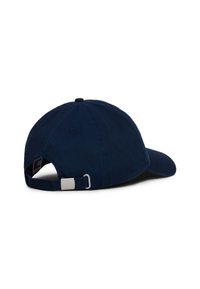 Căciulă de baseball din bumbac de culoare albastru închis, cu vizieră curbă, curea ajustabilă la spate și un buton circular de sus. Fără logo-uri sau modele vizibile.