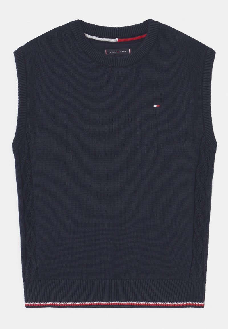 Un pull sans manches bleu marine avec un col rond côtelé, des accents en tricot torsadé texturé sur les côtés, et un logo de la marque en rouge, blanc et bleu sur la poitrine.