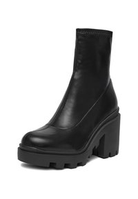 Melnas potītes zābaki izgatavoti no gludas ādas; masīvs platforma un papēdis; sānu rāvējslēdzējs; šuvju apdare; nedaudz noapaļota purngala forma.