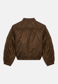 Veste aviateur marron en textile lisse et brillant. Dotée d'un col côtelé et de poignets et d'un ourlet élastiqués, avec des manches froncées pour offrir de la texture.