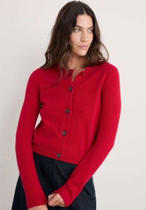 Roter gestrickter Cardigan mit langen Ärmeln, geripptem Saum und rundem Halsausschnitt. Mit braunen Knöpfen und einem dezenten Kragendetail.