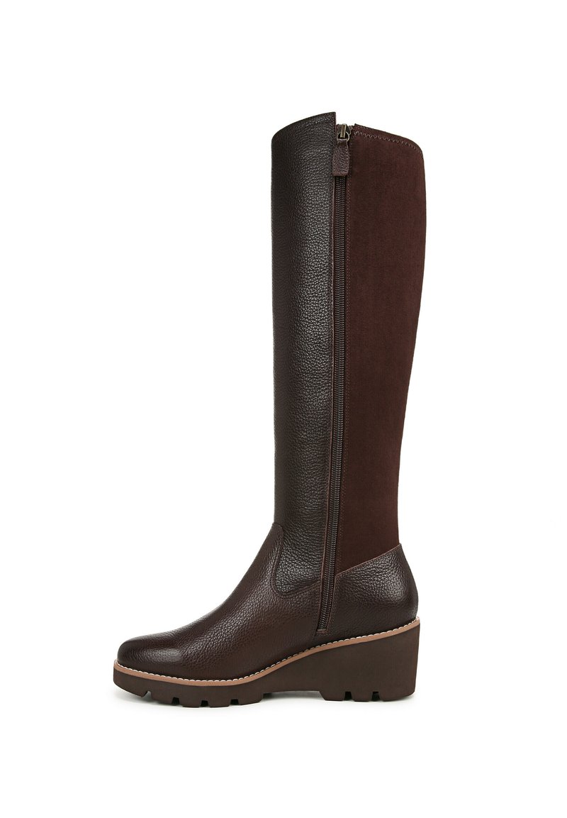 Stivali marroni al ginocchio con esterno in pelle texturizzata e pannello in suede morbido, dotati di una cerniera laterale e una suola bassa.