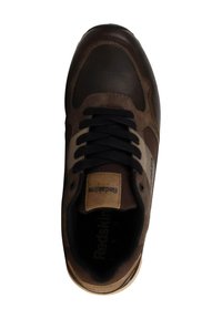 Chaussure de sport marron avec un mélange de cuir et de velours, dotée de lacets noirs, d'une étiquette beige et d'un design de bout rond.