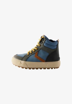 Sneaker alta in materiali blu, grigio e nero. Presenta lacci gialli, dettagli marroni, suola testurizzata e ammortizzazione nella zona mediale.