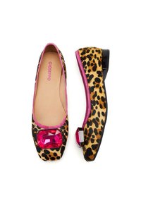 Décolleté di balletta a stampa leopardata con rifiniture rosa e una grande gemma rosa accentuata sulla punta. Suola piatta nera, materiale morbido e testurizzato.