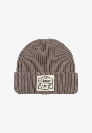 Gorro de lana en gris claro con textura acanalada. Presenta un puño doblado y una etiqueta de tela crema con texto negro que dice "El Club Social Prohibido."