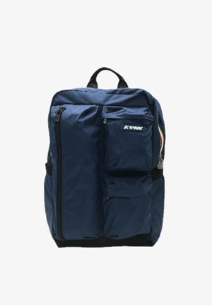 Zaino blu navy con più tasche anteriori con zip, manico nero e logo "K-Way" sulla tasca in alto a destra.