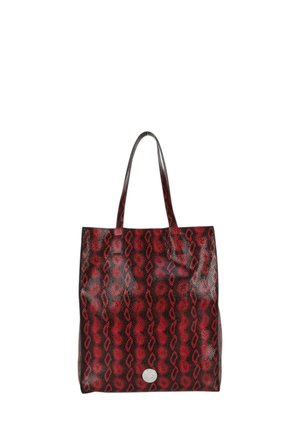 Czarna torba tote w czerwono-czarny wzór z teksturą skóry węża, charakteryzująca się dwoma długimi uchwytami i okrągłym, srebrnym logo z przodu.