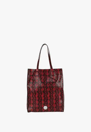 Borsa a tracolla con motivo rosso e nero e texture a pelle di serpente, dotata di due manici lunghi e un logo circolare argentato sul davanti.