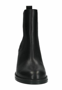 Bottine en cuir noir avec une finition lisse, une pointe arrondie et de légères panneaux élastiques sur les côtés. Dotée d'une languette à l'arrière pour un enfilage facile.