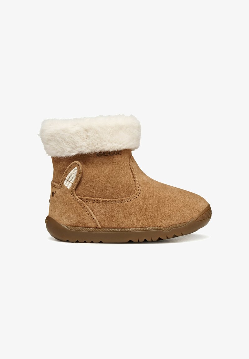 Bottines en suède beige avec col en fourrure synthétique, semelle rembourrée, bout rond et détails sur le côté. Logo de la marque sur le côté. Semelle extérieure en caoutchouc robuste.