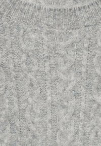 Šedá pletená svetr s kulatým žebrovaným výstřihem. Obsahuje texturovaný vzor copánků a spirál, měkký a hebký vzhled.
