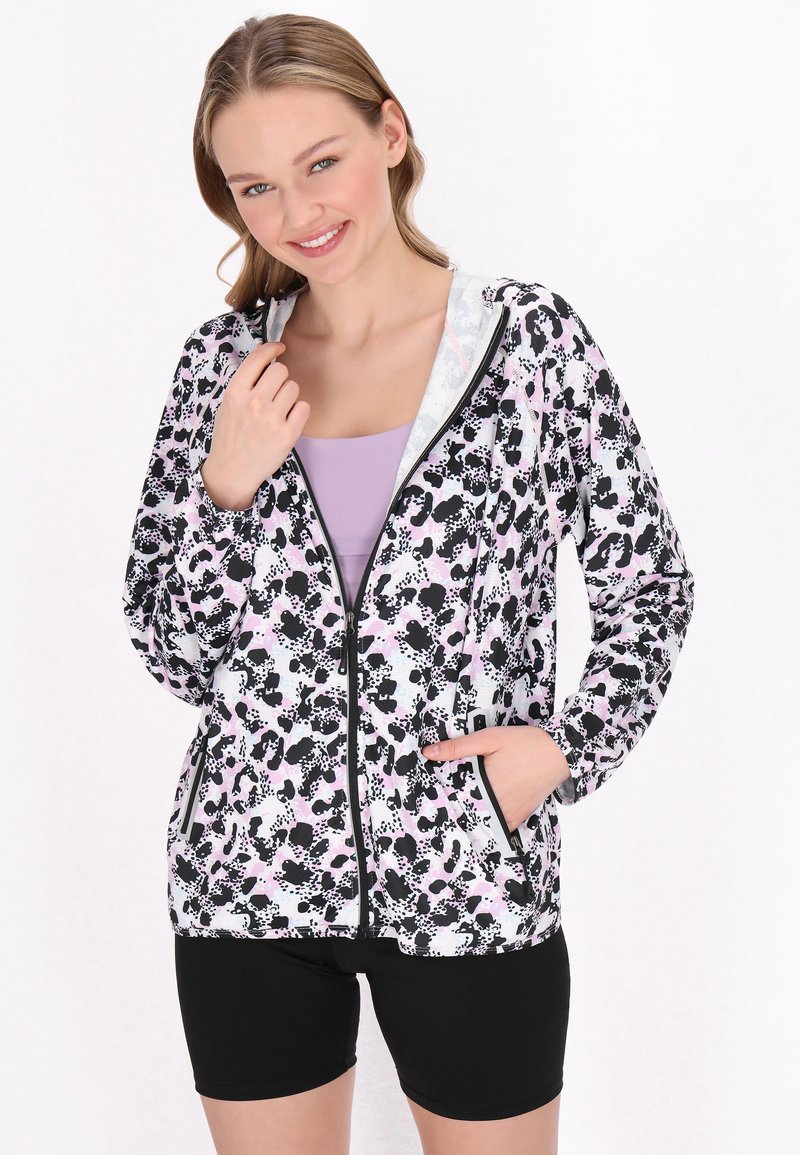 Let teknik og stil mødes i denne lette zip-up jakke, der pryder et pink og sort abstrakt mønster på en hvid baggrund. Jakken har en hætte og sidelommer.
