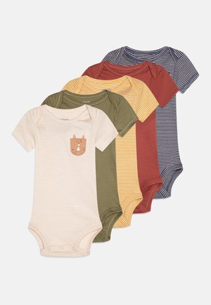 Vier kurzärmelige Bodysuits in verschiedenen gestreiften Farben: blasses Pfirsich mit einer Bären-Tasche, olivgrün, gelb, rostrot und marineblau.