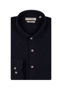 Donkerblauw textuur t-shirt met lange mouwen, een gespreide kraag, vijf knopen aan de voorkant en een enkele knoopmanchet. Label leest "Giorgio Tailored, Modern Fit."