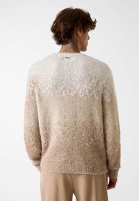 Maglione strutturato in tonalità beige, con un gradiente da chiaro a scuro, scollatura rotonda, orlo a costine e tessuto morbido e peloso.