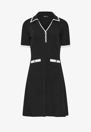 Vestido negro de manga corta con ribete blanco en el cuello, puños de las mangas, tapeta de botones y solapas de bolsillo falsas, cada una con dos botones negros.