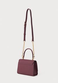 Bordeaux leren handtas met een gestructureerde vorm, gouden ketting en band, bovenste handgreep en een platte klepsluiting. Gladde textuur, minimale versieringen.