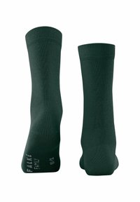 Ein Paar dunkelgrüne Socken bis zur Mitte der Wade, von hinten und schräg seitlich gezeigt, mit gerippten Bündchen und dezentem Markentext in der Nähe der Zehen.