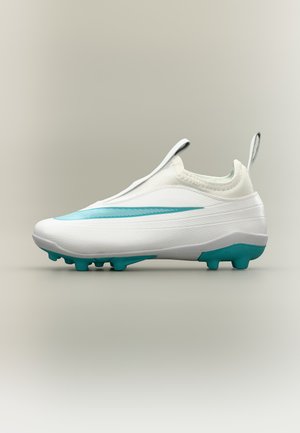 Chaussure de football blanche sans lacets, avec des touches turquoise et des crampons, présentée de profil sur un fond uni.